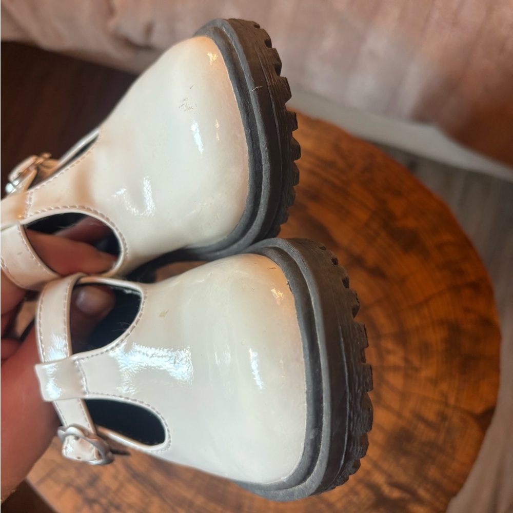 Old Navy / Girls White Mary Jane Shoes - Picture 3 of 4